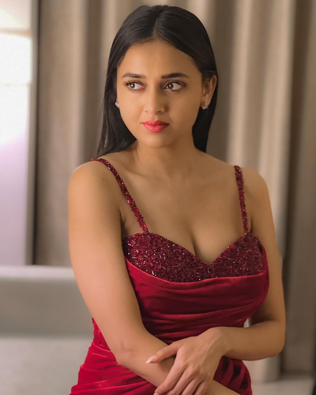 Tejasswi Prakash Looks Beautiful Naagin Fame Actress Show Her