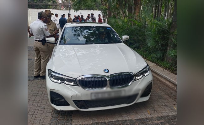 BJP MLA's Daughter Breaks Signal from her BMW in Bengaluru, Misbehaved with Policemen When Stopped