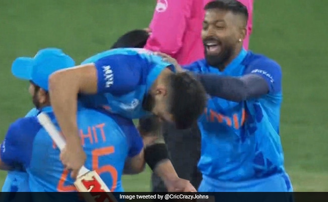 India vs Pakistan : Rohit ran away and  celebrated the victory by lifting Virat on his shoulder