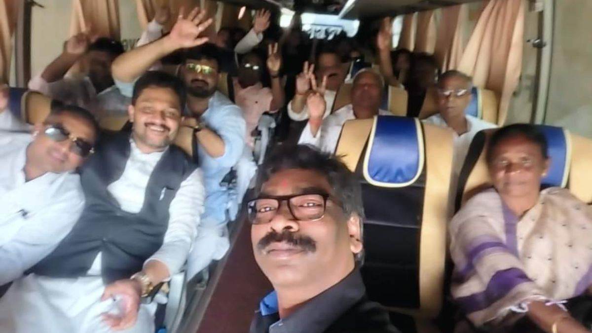 Hemant Soren leaves for Chhattisgarh with all MLAs, political crisis deepens in Jharkhand