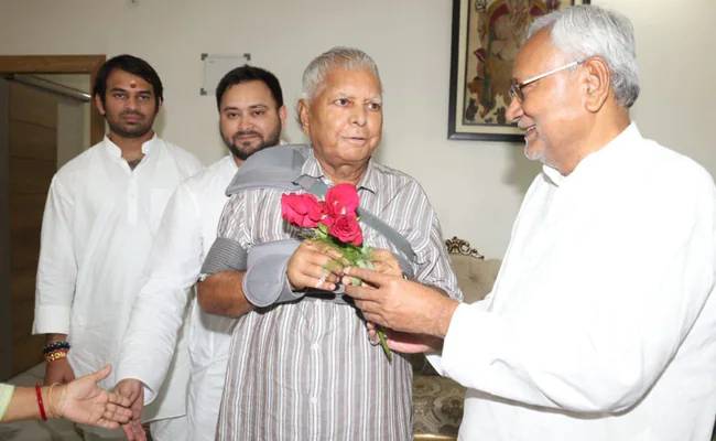 RJD chief Lalu Yadav returns to Patna, CM Nitish Kumar arrives to meet