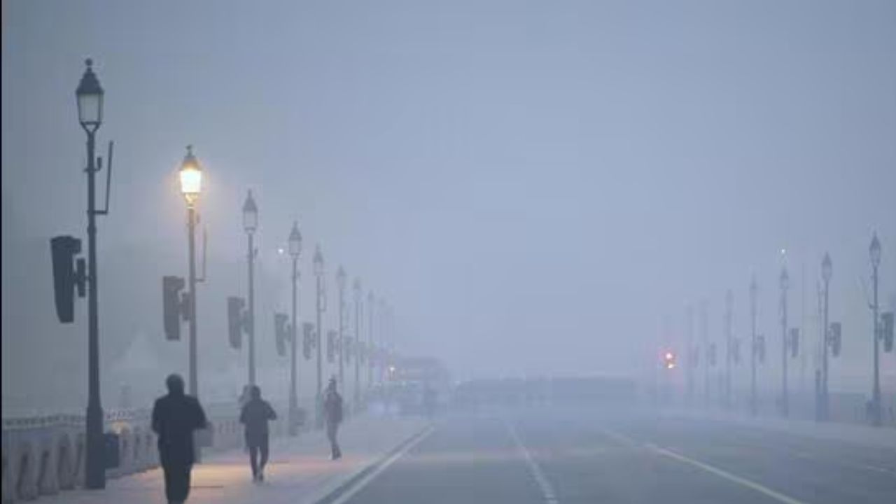 Delhi Dense Fog Disrupts Travel: 100+ Flights Delayed, 26 Trains Affected