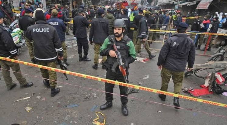 Terror Attack: Terrorist attack on police headquarters in Karachi, Pakistan, 8-10 attackers opened fire