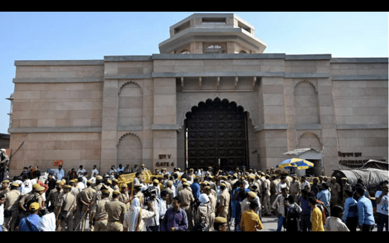 Civil Court in Varanasi issued orders to seal premises after a shivling found inside a well in Gyanvapi Mosque during survey today.
