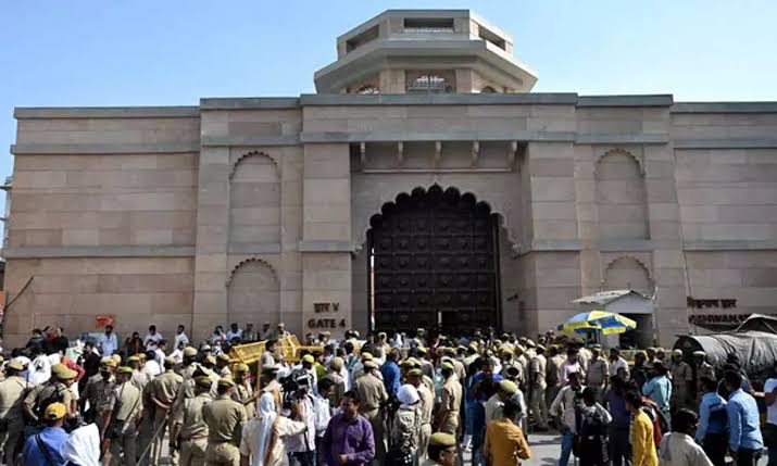 Threat Call for Blast: Threat to blow up Varanasi court, call came at CM's official residence in Lucknow