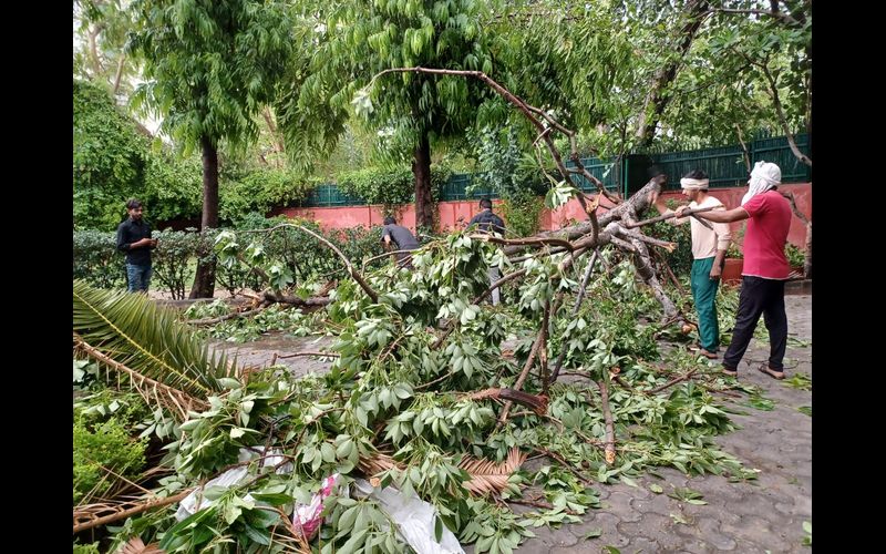 Thunderstorm and Rain wreaks havoc at New Delhi’s Central ‘Connaught Place’, See Pics 