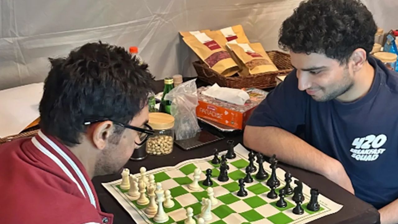 Aamir Khan Beats Samay Raina at Chess — “Kabhi Kabhi Laal Singh Chaddha Bhi Ho Jata Hai”