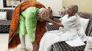 Narendra Modi in Gujarat : PM Modi took mother's Blessings Before Gujarat Elections, will Vote in Ahmedabad