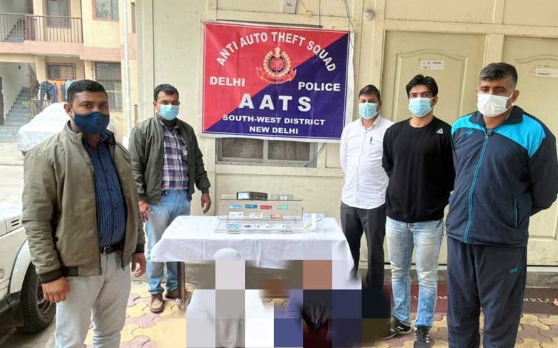 South-West District of Delhi Police arrested two robbers, recovered valuables within 12 hours of committing crime