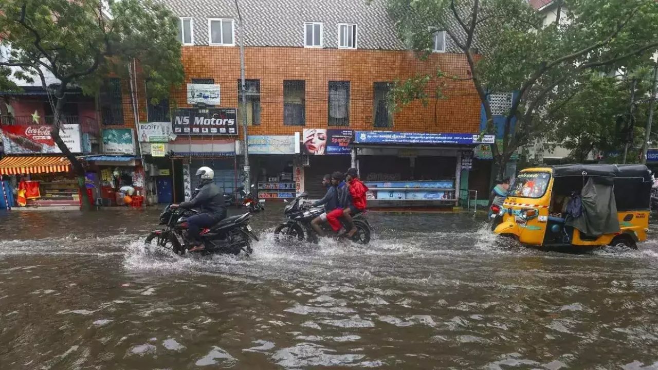 Cyclone Fengal Live Updates: Chennai Flooded, Vehicles Stranded on Flyovers