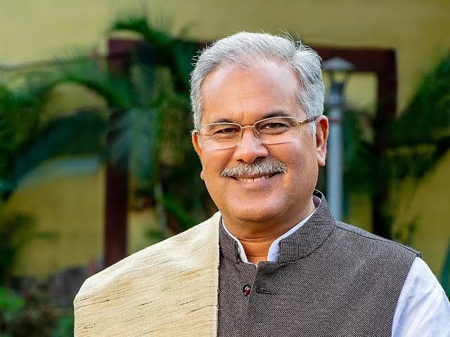 CM Bhupesh Baghel sold 5 liters of cow urine for Rs 20, became the first seller of the new scheme of the government