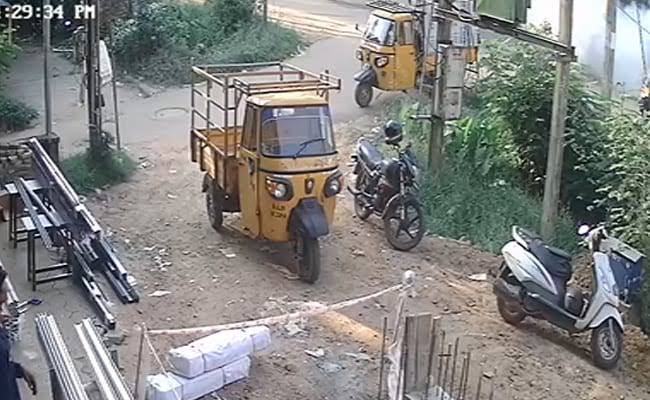 Auto rickshaw blast in Mangaluru, two people injured, police engaged in investigation