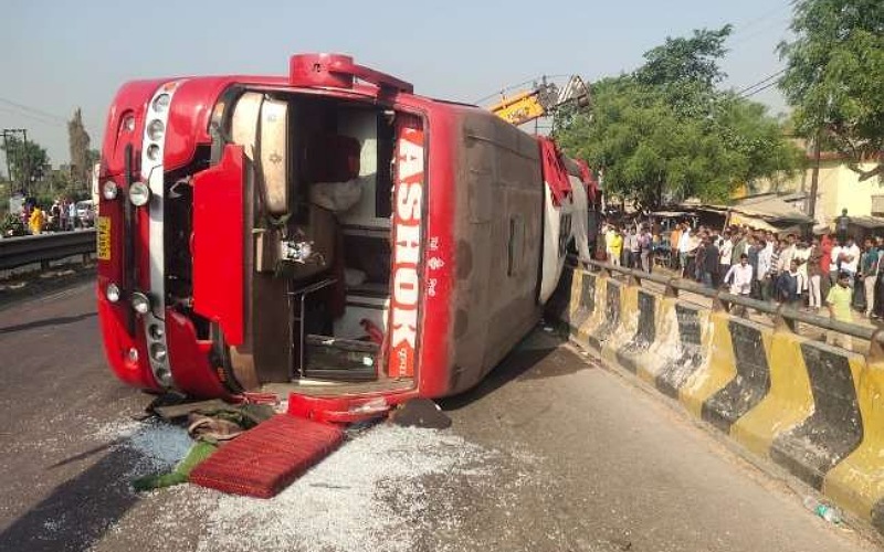 Private bus overturned uncontrollably on Lucknow-Gorakhpur highway in Ayodhya