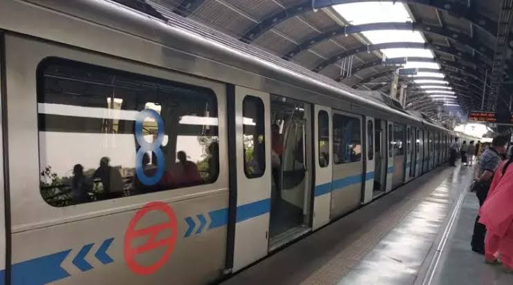 Delhi Metro Suicide: Man jumps in front of Metro at Delhi's Mandi House station, dies
