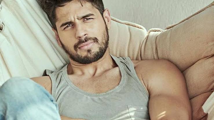 Sidharth Malhotra burns the dance floor by playing 