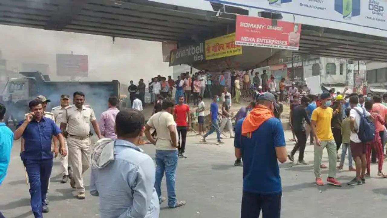 Ruckus in Bihar on Government's Agneepath Scheme, Protests in Muzaffarpur against the new Recruitment Scheme  