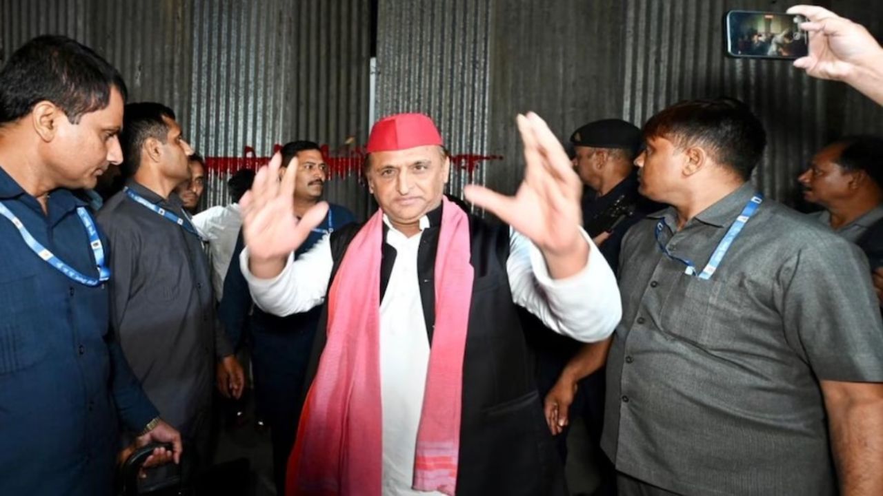 Akhilesh Yadav Urges Nitish Kumar to Withdraw NDA Support, Slams BJP While Honoring JP Narayan
