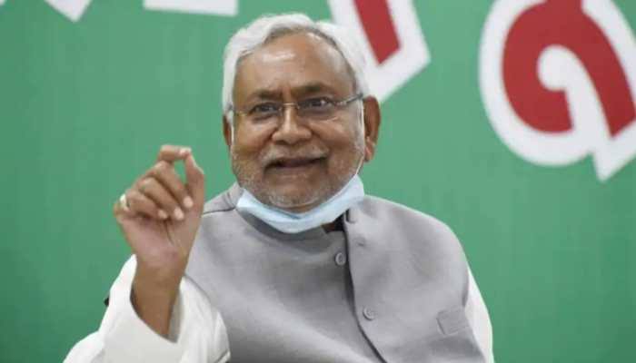 Tried to stop CM Nitish's convoy in Bihar, suddenly four youths came on the road