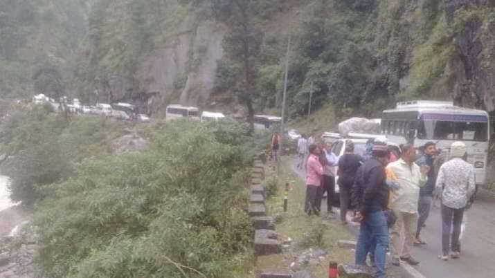 Uttarakhand News: Terrible landslide occurred in two districts of Uttarakhand, more than 400 passengers stranded