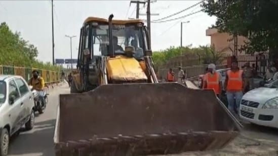 Supreme Court halts “Bulldozer-Drive” in Delhi’s Jahangirpuri, Demolition still continues 