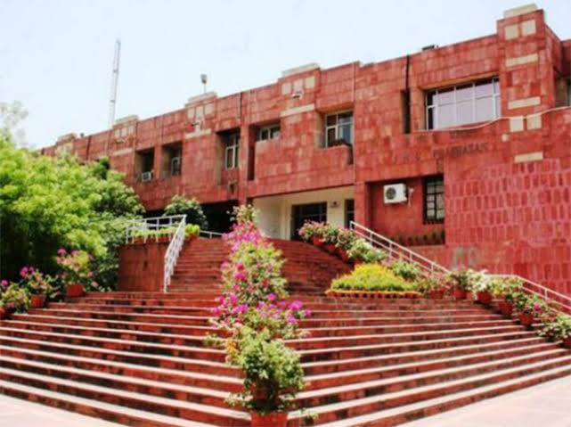 Dead body found hanging from tree in JNU, age of the deceased 40-45 years, not yet identified