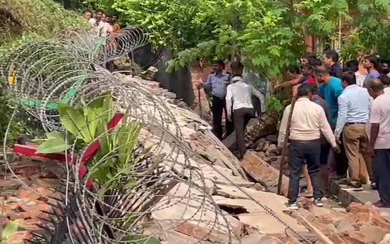 Noida News : Wall collapses in Noida Sector 21, 4 dead