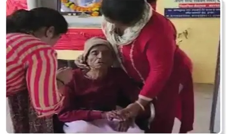 Indore: Man Leaves 100-year-old mother was left on the Road, Comes Back After Videos Went Viral