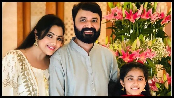 South Indian Actress Meena’s husband Vidyasagar succumbs to lung ailment; Rajnikanth reaches home to offer Condolences