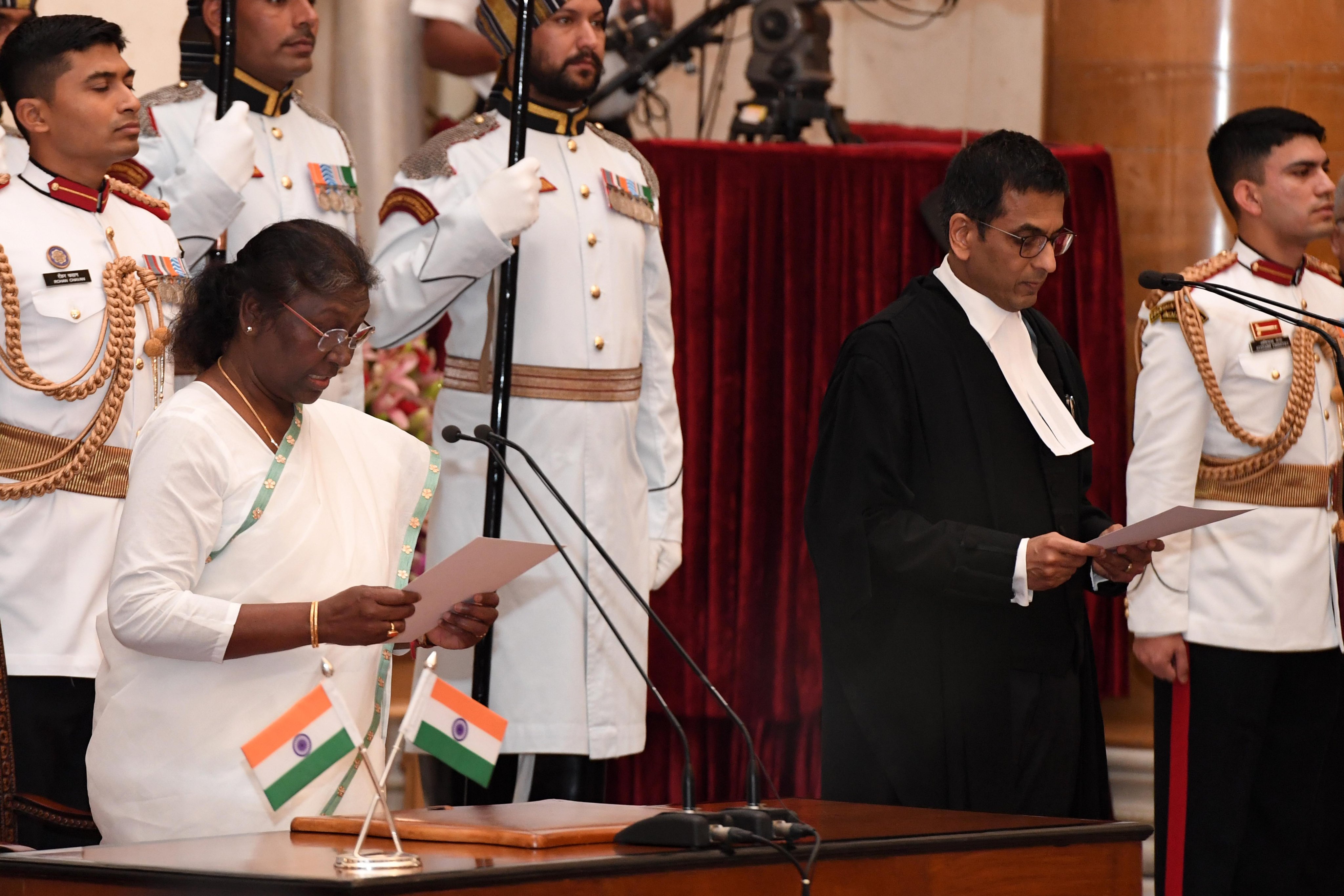 Justice Chandrachud became the 50th CJI: After the oath, bowed to the tricolor, 44 years ago his father became CJI