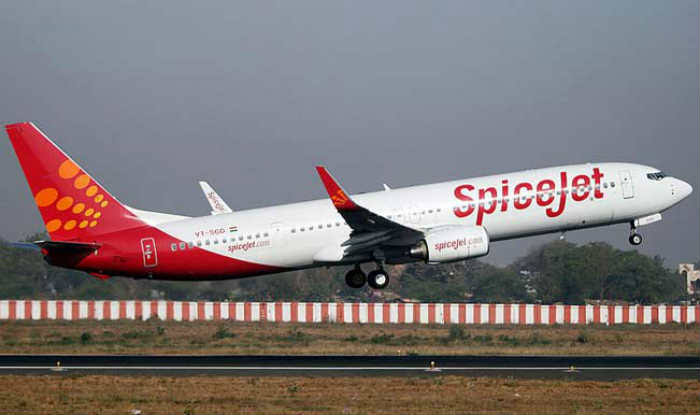 SpiceJet Emergency Landing: Emergency landing of SpiceJet aircraft in Delhi , all passengers narowly escaped