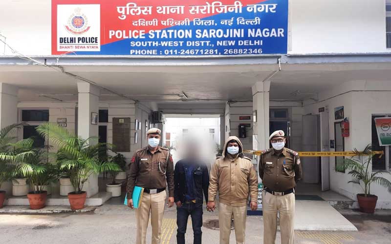Notorious snatcher carrying button actuated knife arrested by Sarojini Nagar police in South-West Delhi