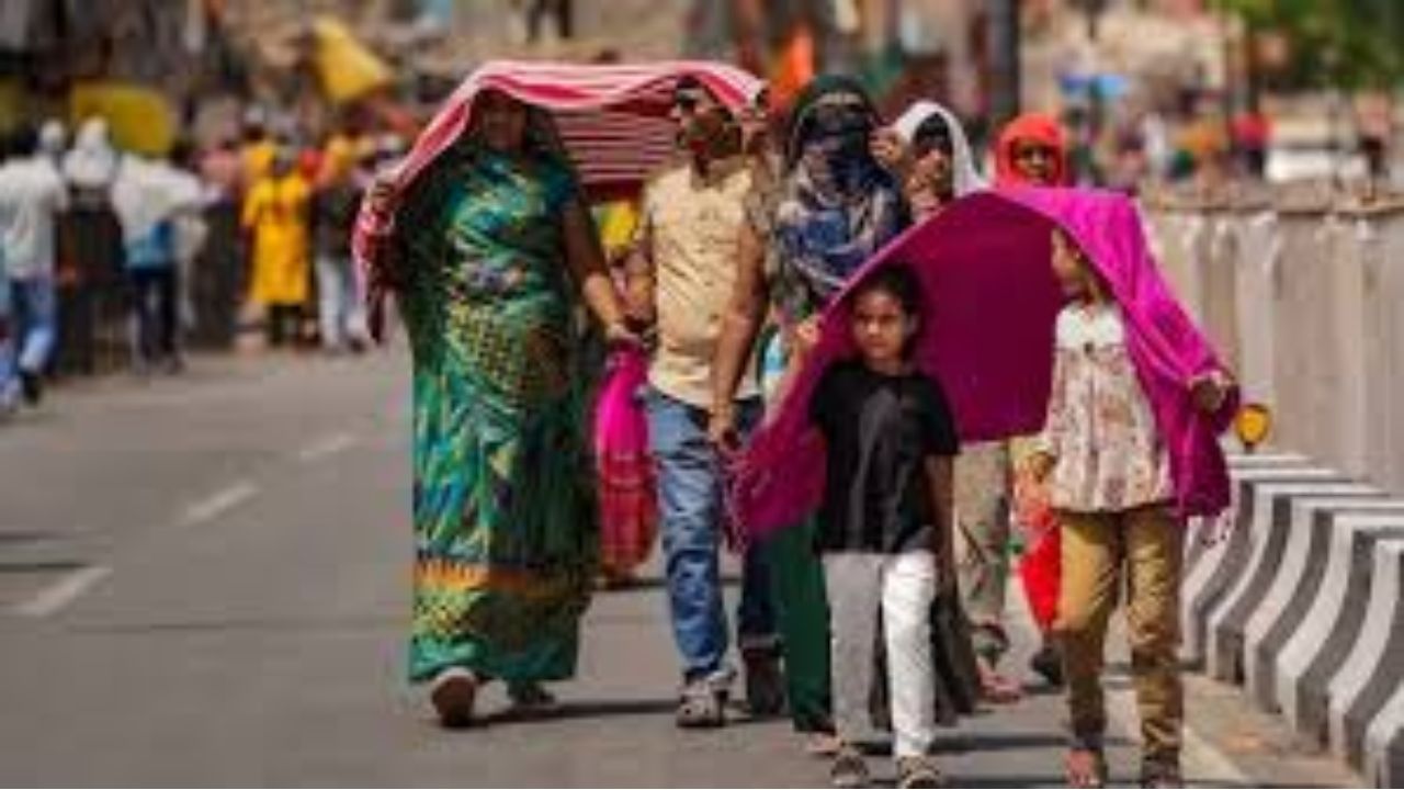 Heatwave Scorches Delhi and Pune as Temperatures Soar Across India | IMD Issues Alerts