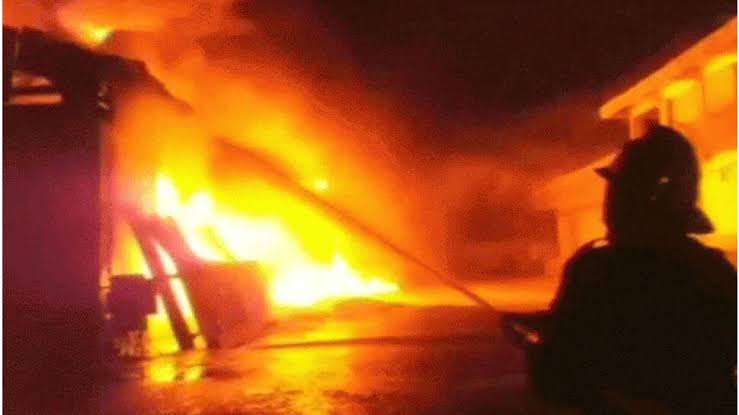 Delhi News : Fire in Delhi's Gandhi Nagar textile market, more than 3 dozen fire tenders engaged in controlling