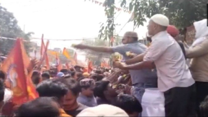 These pictures are a slap on the Jahangirpuri violence: Muslim youths welcomed the Shobha Yatra in Noida, set an example of harmony