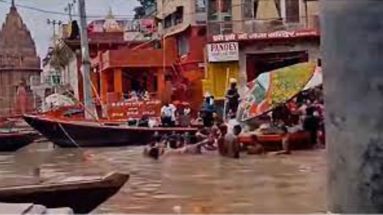 Ganga Floods in Varanasi: 84 Ghats Submerged, 6,000 People Displaced