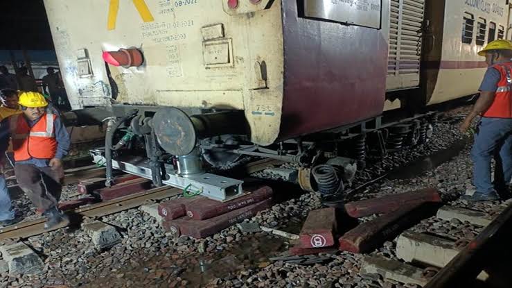 Shivnath Express derailed in Chhattisgarh, Railways said that no one injured in the accident