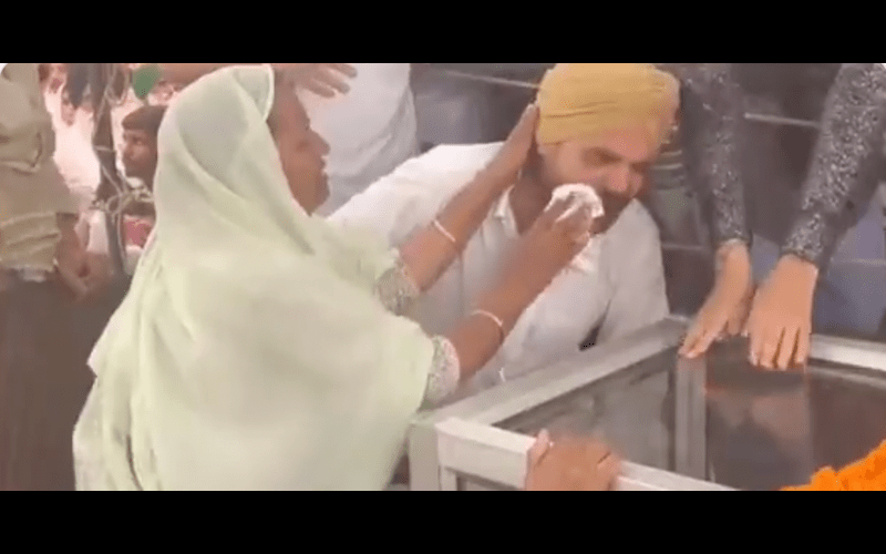 Moosewala’s Farewell: Mother kept gazing at the Coffin, Wipes her Husband's Eyes before final procession