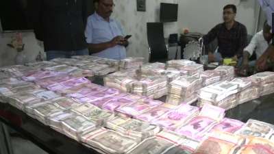 Bihar News: Vigilance department raids engineer Sanjay Kumar's house, crores of rupees recovered