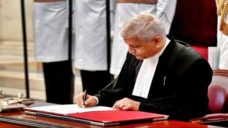 Supreme Court: Justice UU Lalit in action on the very first day as CJI, listed 900 petitions for hearing