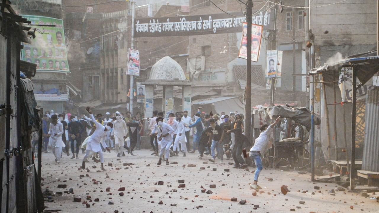 Kanpur Violence: Footage surfaces of a Rowdy Mob looting the Shop, Throws stones between tear gas shells