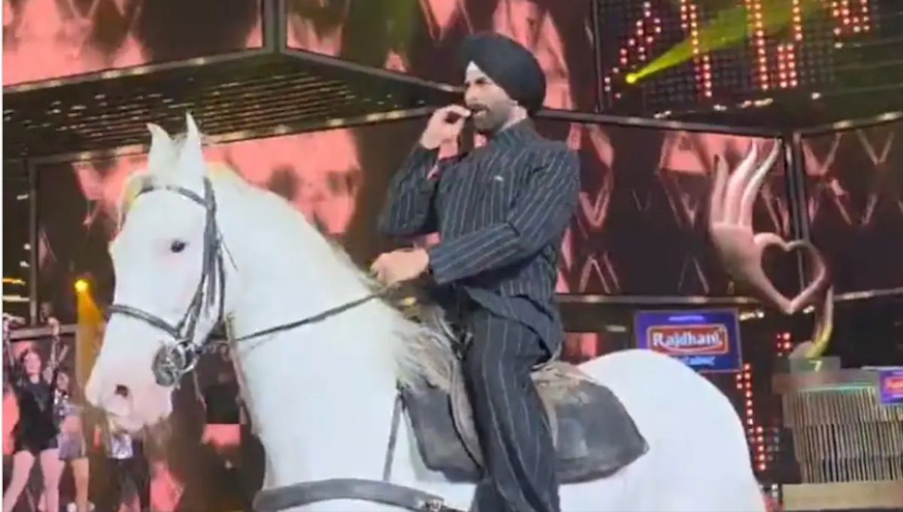 Akshay Kumar, 58, rides into Zee Cine Awards on horseback; fans praise his fitness