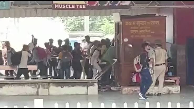 Bihar News : Protesters protesting against Agneepath scheme looted, VIDEO of railway station went viral