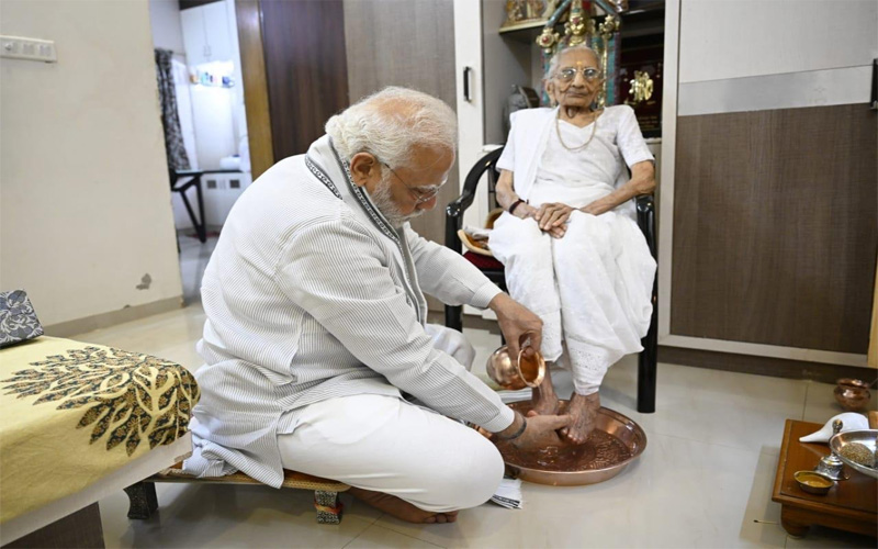 PM Modi took blessings on mother's 100th birthday