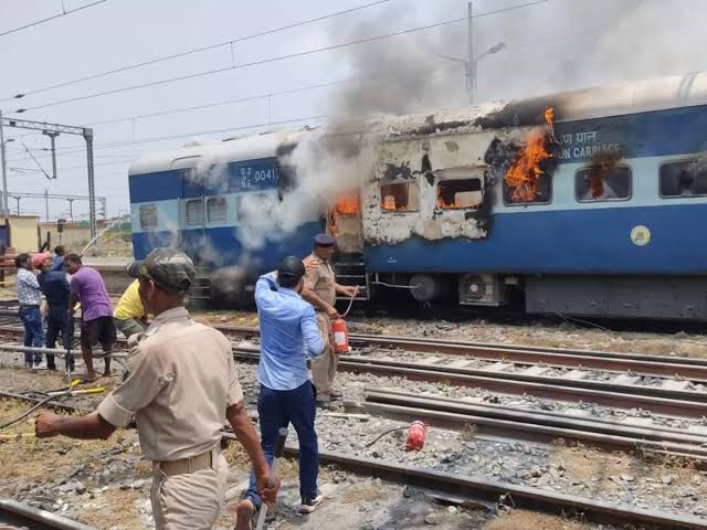 Breaking News : Country burning in protest against 'Agneepath', 22 trains affected in Bihar due to protest