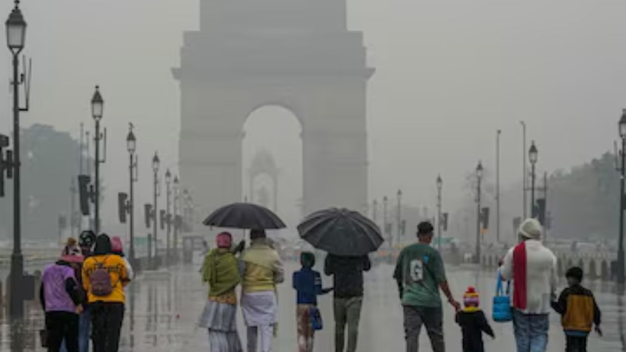 Delhi-NCR Weather Update: Foggy Conditions, Rain Predicted; Travel Disruptions Likely