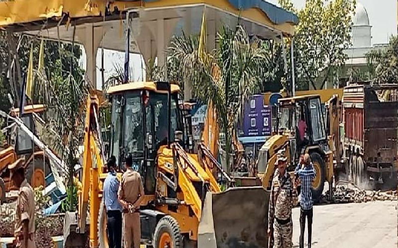 Bulldozer ran at petrol pump of SP MLA who made controversial statement against Chief Minister Yogi Adityanath