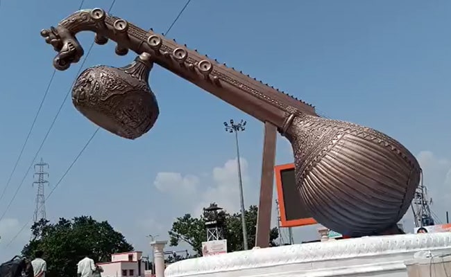Lata Mangeshkar: In memory of Lata Mangeshkar, 40-foot Veena installed at the intersection of Ayodhya, PM will inaugurate today