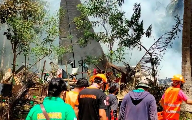 Philippines plane crash: 17 dead, 40 rescued in a military plane carrying 92 passengers