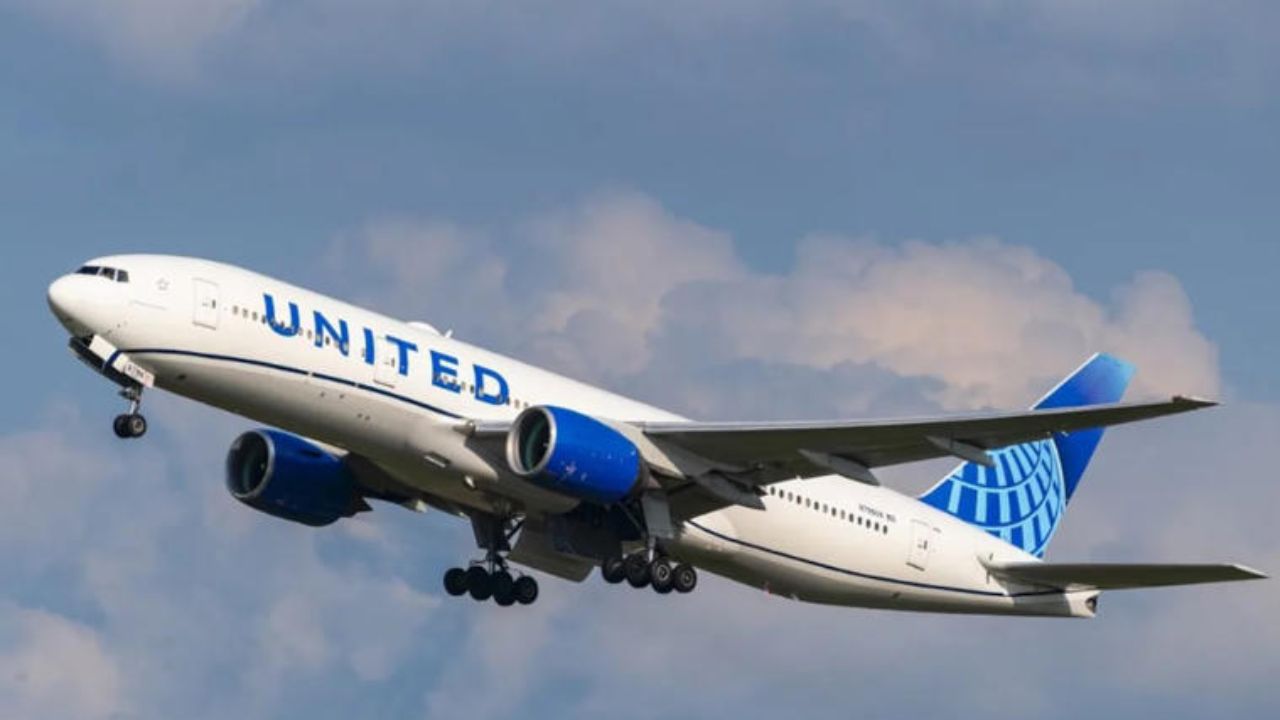 United Airlines Boeing 787‑8 Declares “Mayday” After Engine Failure Moments After Takeoff