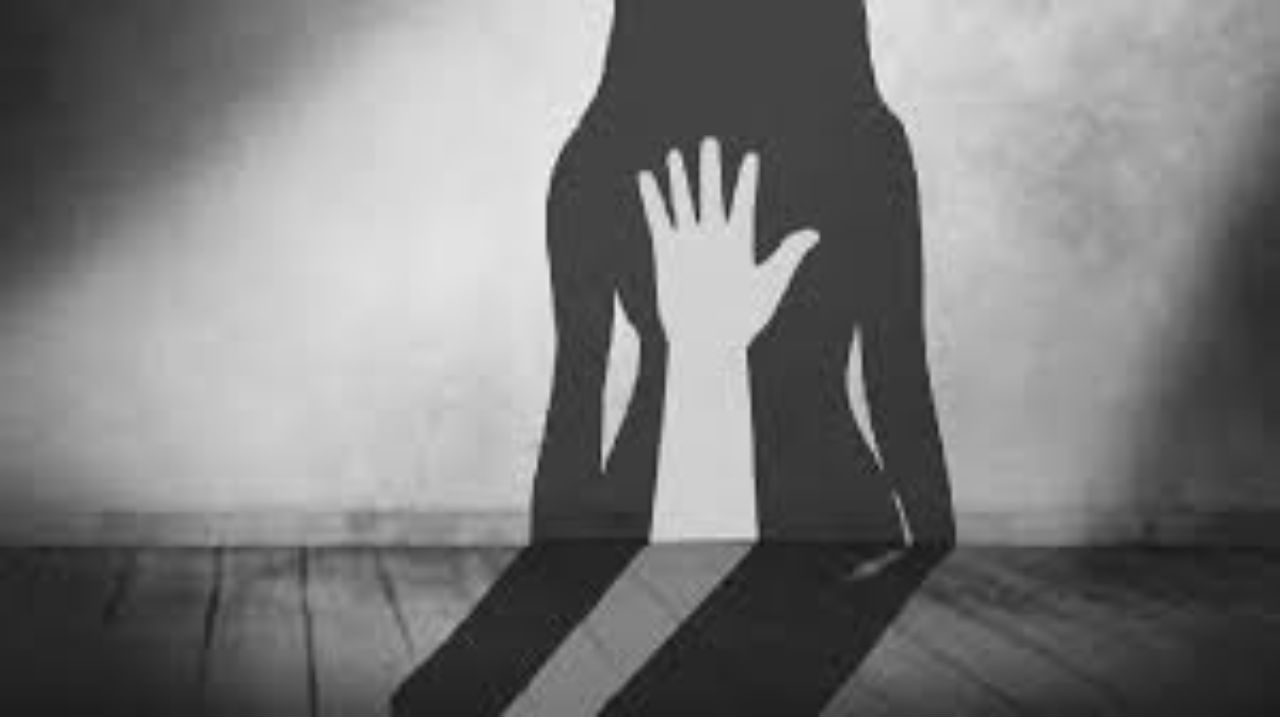 Pune courier delivery boy rapes woman, leaves after snapping selfie as threat